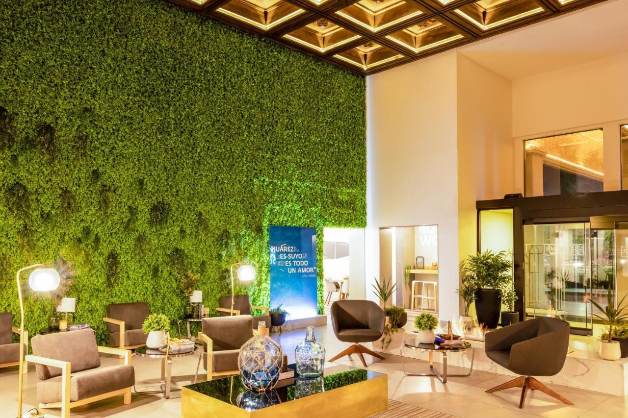 Gamma Ciudad Juarez Hotel Buitenkant foto Living wall in a hotel lobby